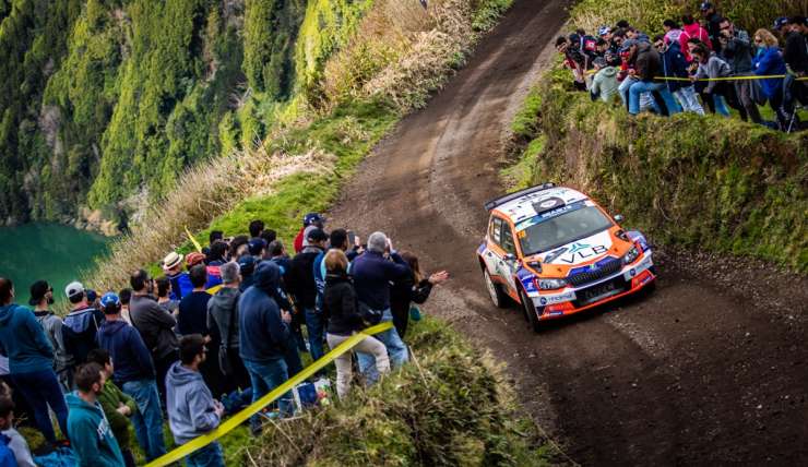 Acidente no final das Sete Cidades obrigou a parar.