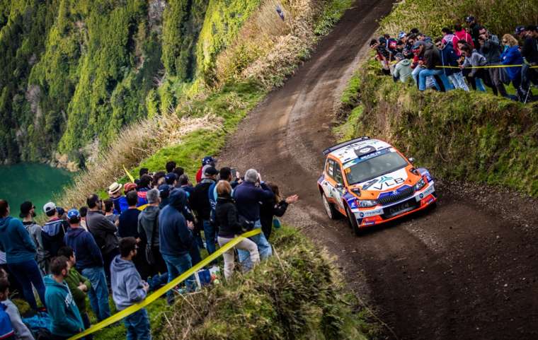 Acidente no final das Sete Cidades obrigou a parar.